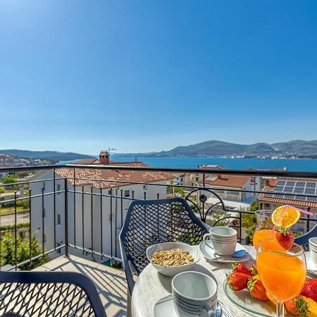 Island Resort Mihaela - Happy Rentals Trogir Exterior foto
