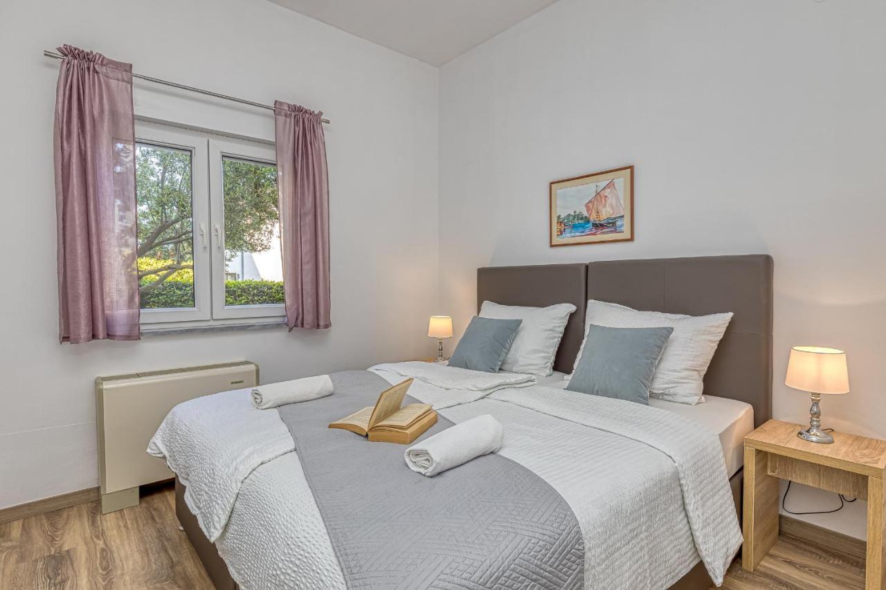 Island Resort Mihaela - Happy Rentals Trogir Exterior foto