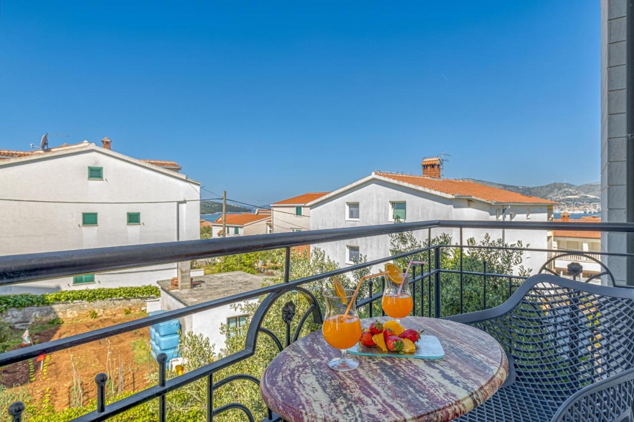 Island Resort Mihaela - Happy Rentals Trogir Exterior foto