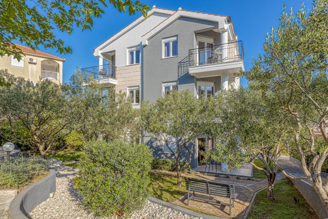Island Resort Mihaela - Happy Rentals Trogir Exterior foto