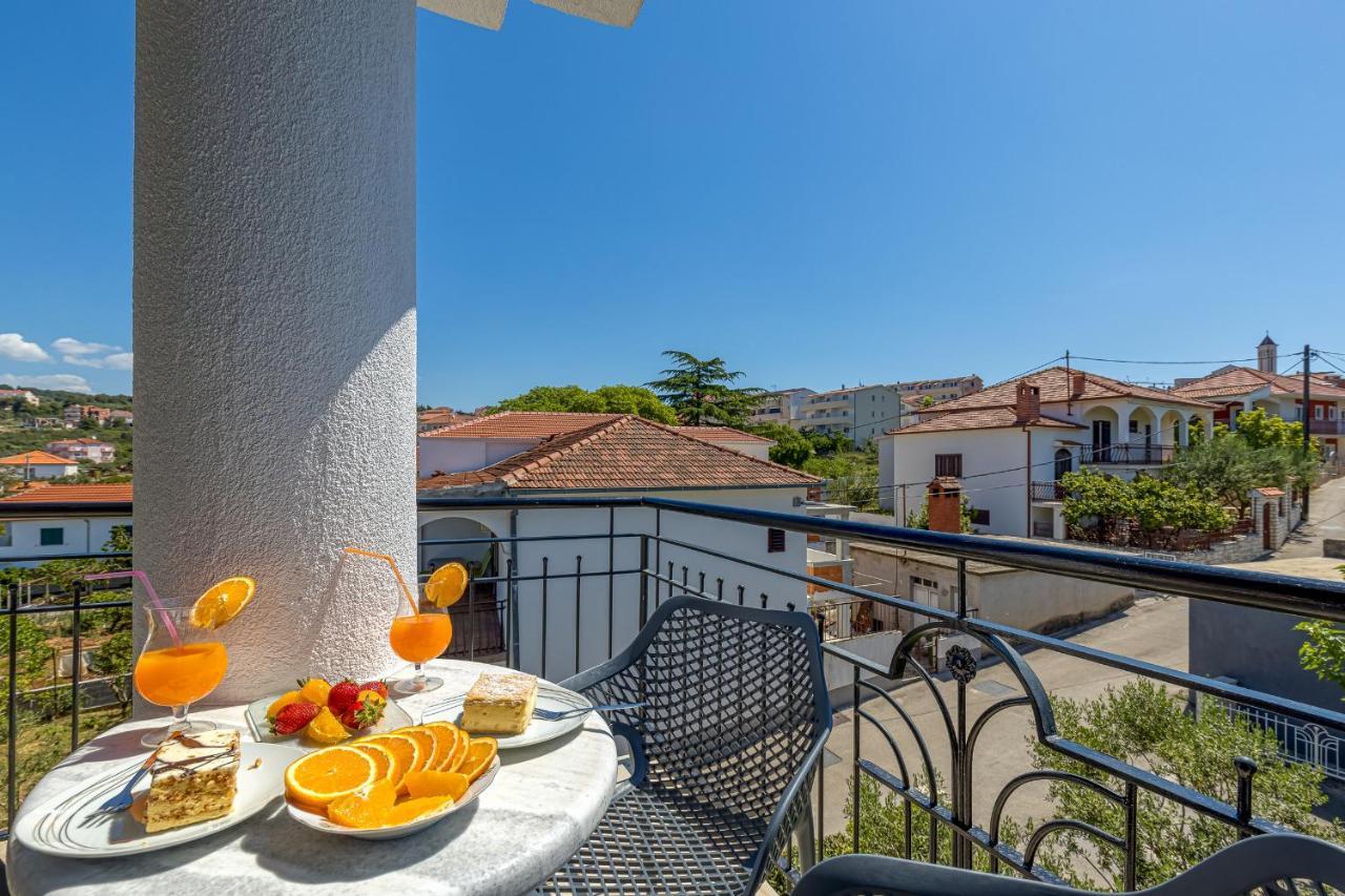 Island Resort Mihaela - Happy Rentals Trogir Exterior foto