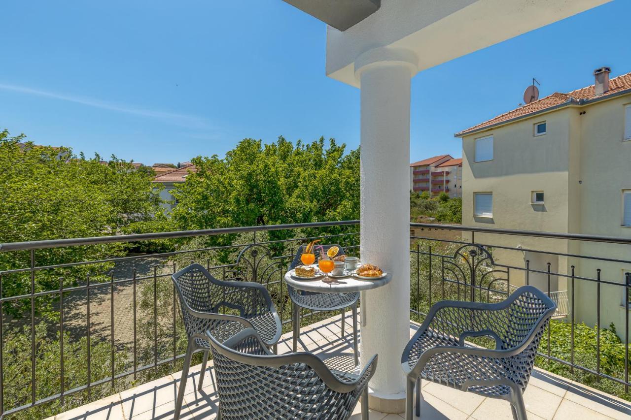 Island Resort Mihaela - Happy Rentals Trogir Exterior foto