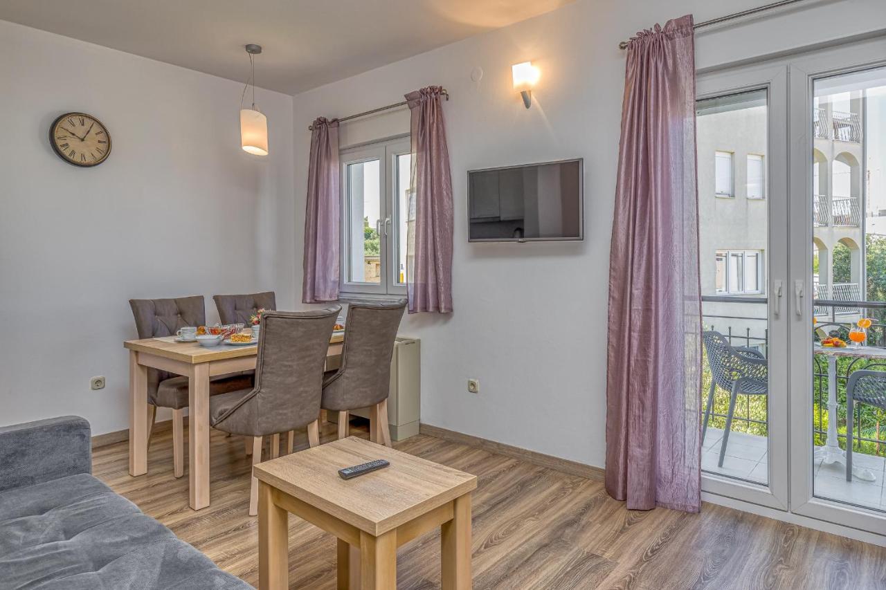 Island Resort Mihaela - Happy Rentals Trogir Exterior foto