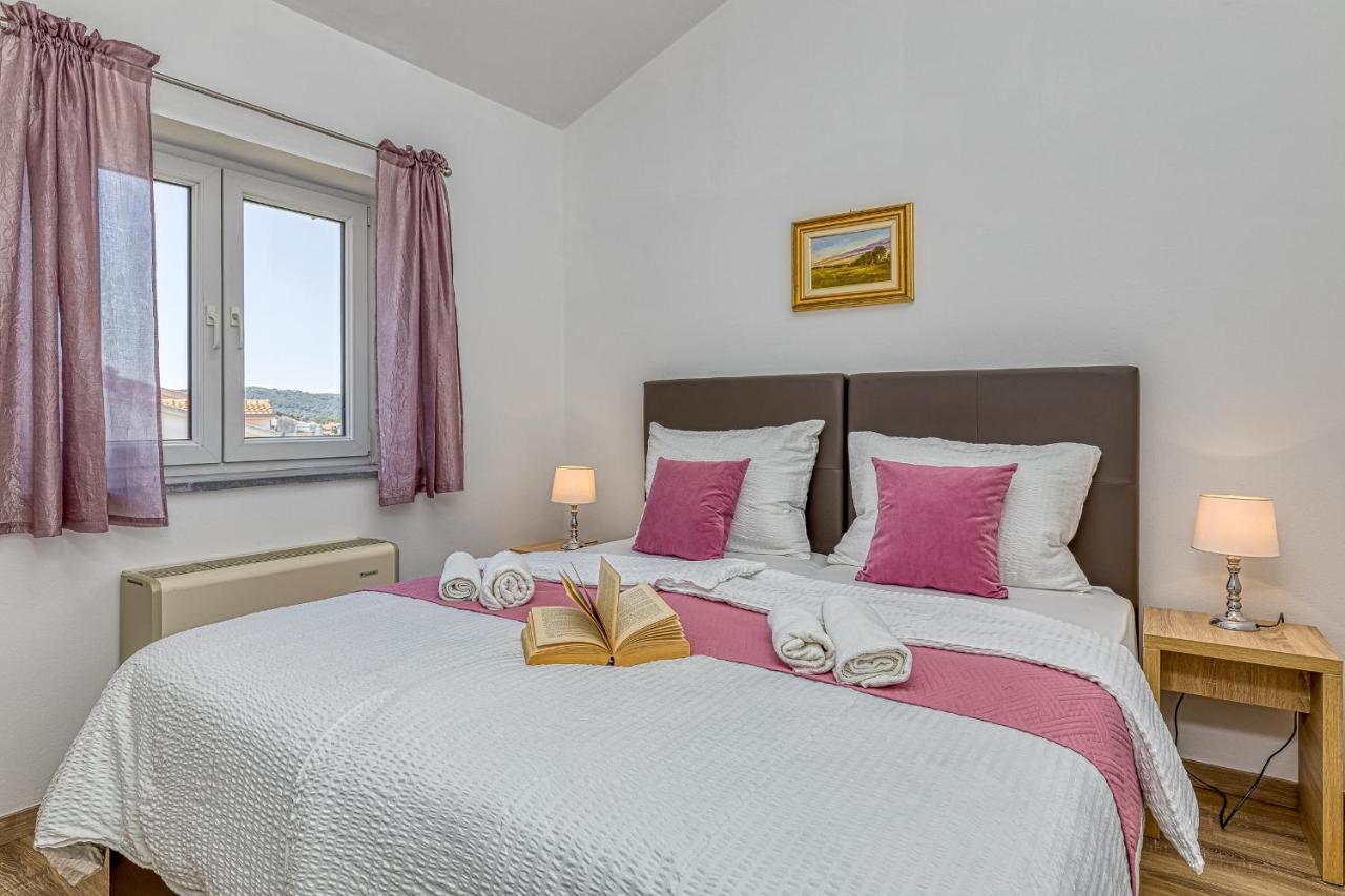 Island Resort Mihaela - Happy Rentals Trogir Exterior foto