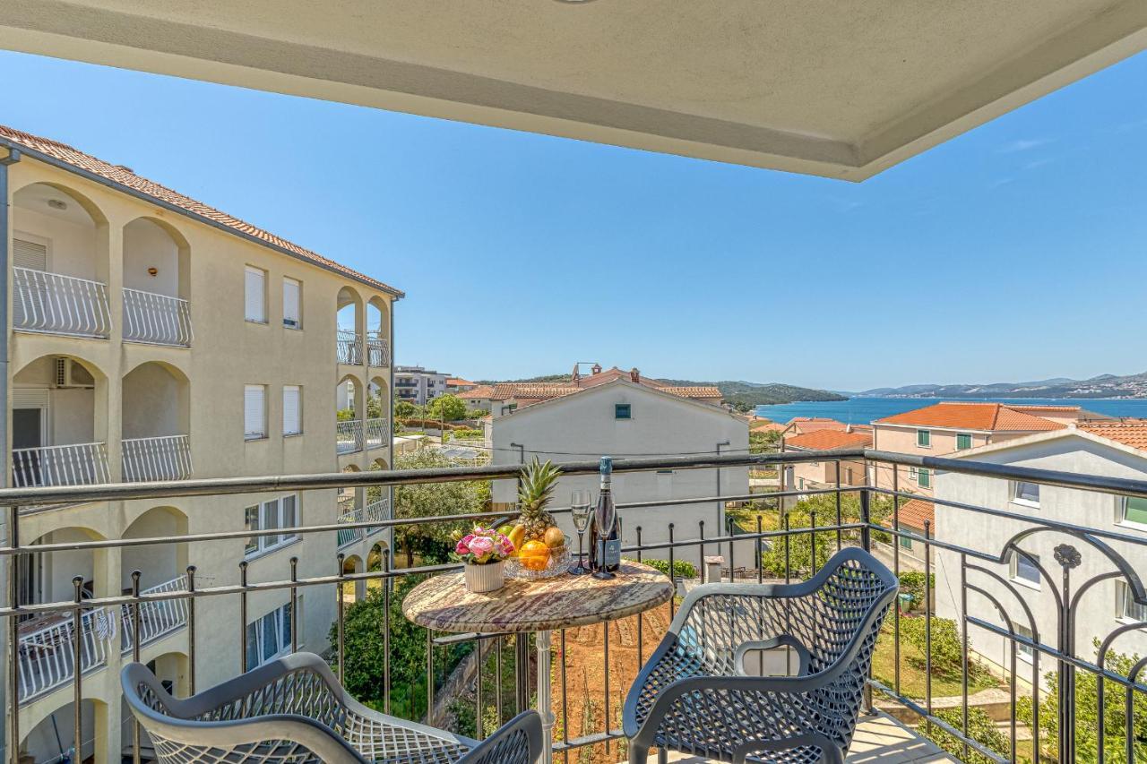 Island Resort Mihaela - Happy Rentals Trogir Exterior foto